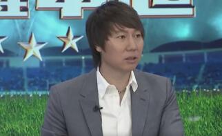 在安东尼奥尼的公园中，穿过大树的风只是很柔和地吹起和纷扰了画像的部分。
